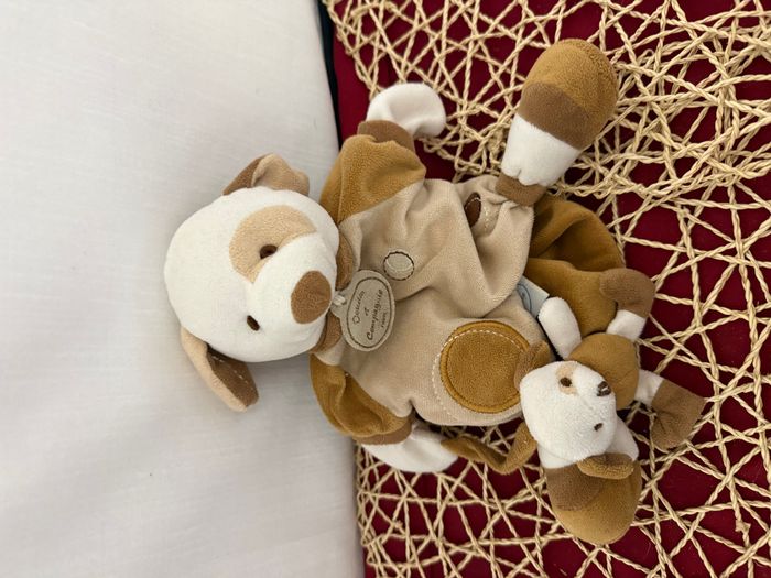 Chien DOUDOU ET COMPAGNIE marionnette beige avec bébé - photo numéro 4