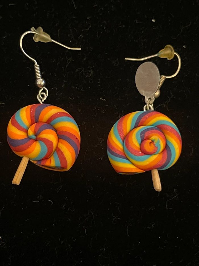 boucles d’oreilles colorées