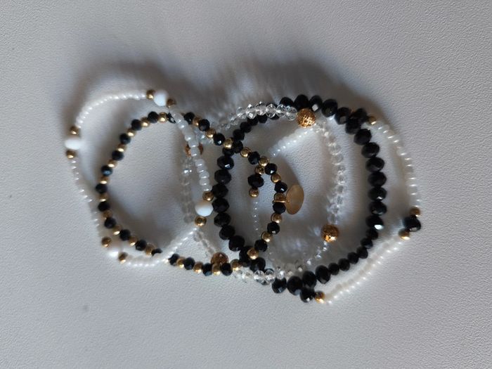 Lot bracelets fantaisies perles noir blanc doré