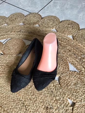 Très belles chaussures plates coloris noir dentelle taille 36