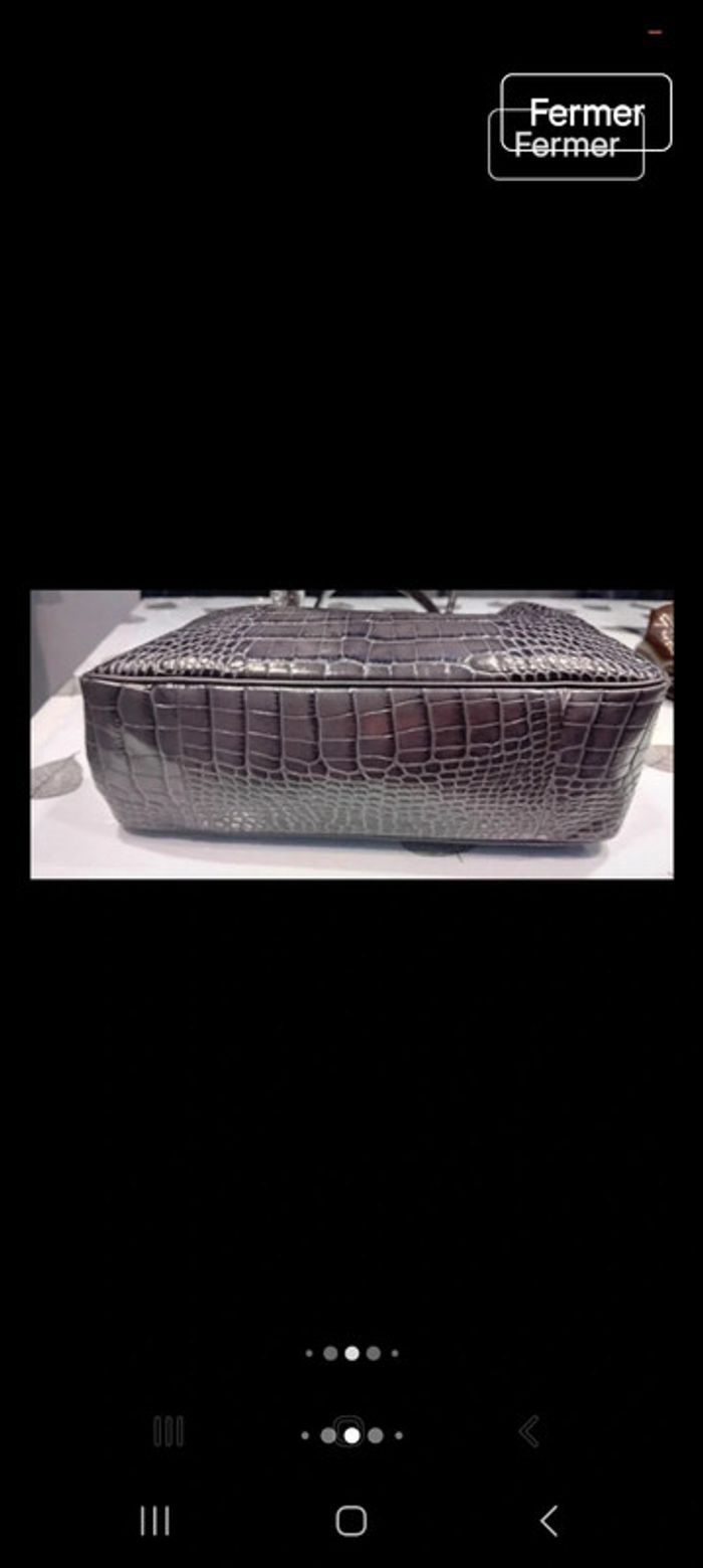 Sac longchamp grande capacité en porte épaule en cuir croco l état du sac en photo 
26x37x12 - photo numéro 5