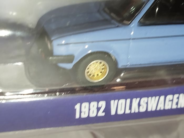 Greenlight 1982 Volkswagen Golf GTI  1/64 - photo numéro 4