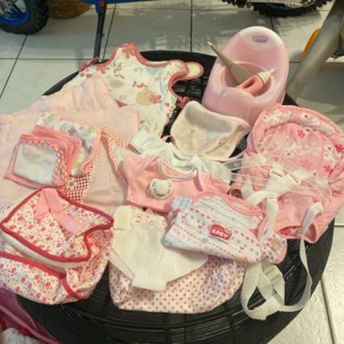 Gros lot accessoires poupées rose avec gigoteuse et porte bébé