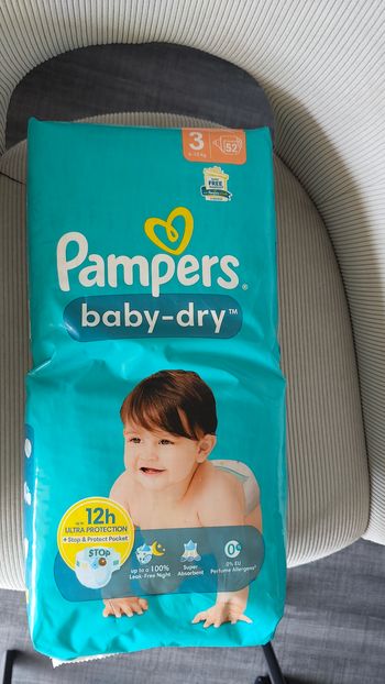 Un paquet de couches Pampers taille 3