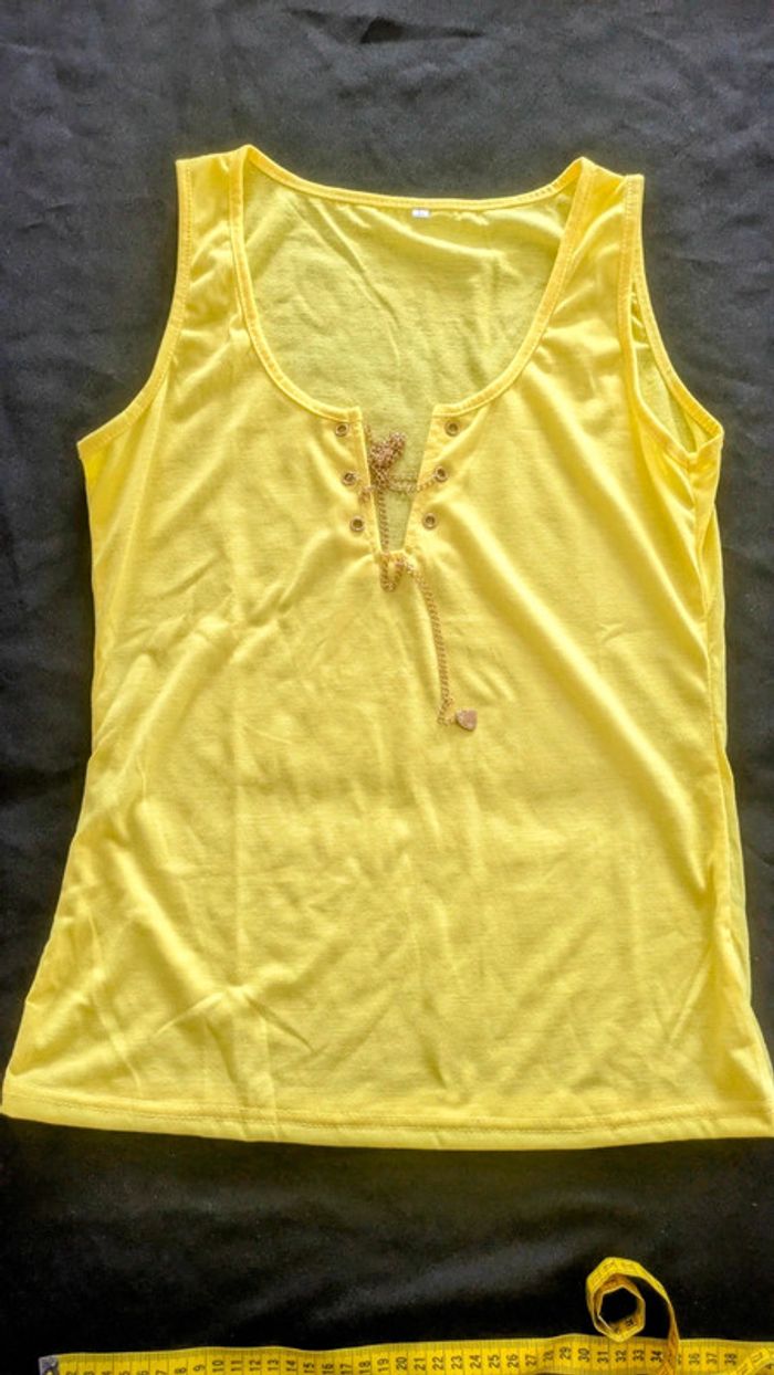 Jolie débardeur jaune avec chaînette coeur taille L jamais porté