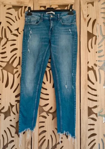 Jean skinny 7/8 ème bas effilés T 38 Zara