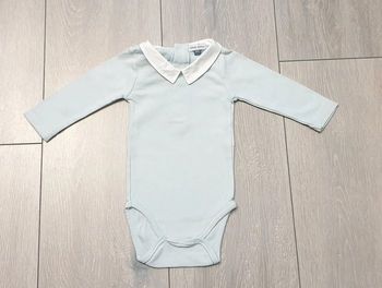 Boby bleu clair et col blanc. Garçon 6 mois. Marque Dp.am
