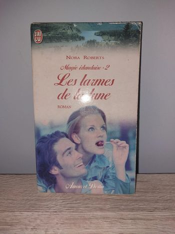 Livre de poche Les larmes de la lune