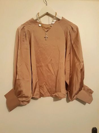 Blouse en satin et manches bouffantes.