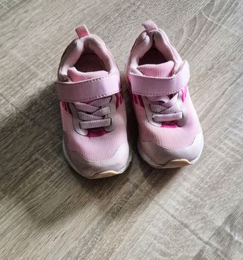 Baskets de sport roses pour petite fille - Pratiques et confortables