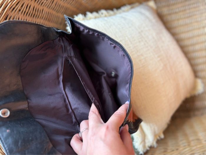 Pochette en cuir - à motif fleuris - fabrication artisanale - en très bon état - photo numéro 4