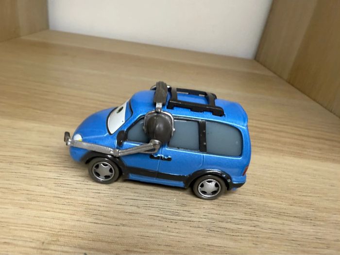 Voiture cars Chuck choke Disney pixar - photo numéro 3