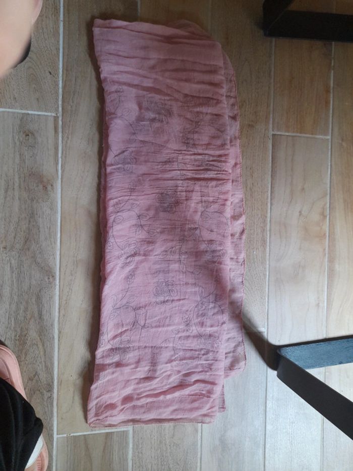 Longue echarpe châle vieux rose motif