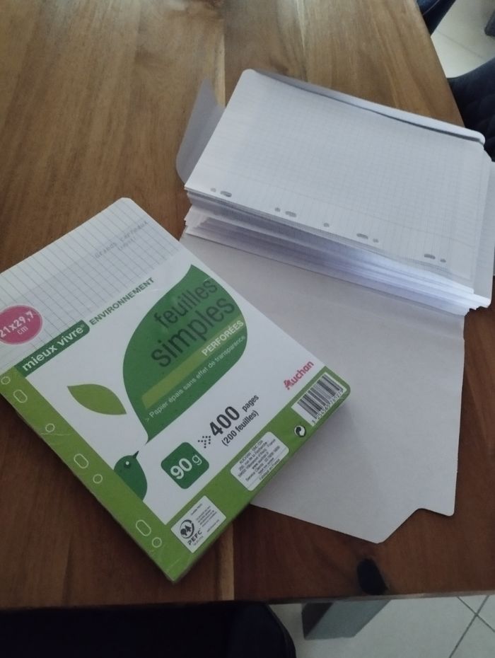 Lot de feuilles simples.. près de 1000 pages
Grands carreaux 
Perforées