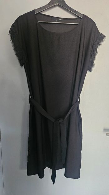 Robe noire Etam taille 38 avec dentelle et ceinture