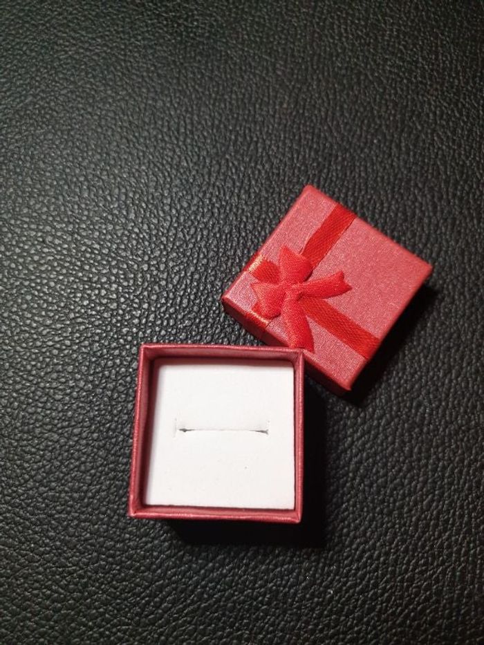 Boîte cadeau 4x4 cm rouge pour bague