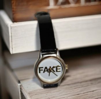 Montre bracelet noir verni FAKE