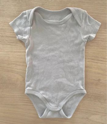 Bodies gris clair taille 9 mois