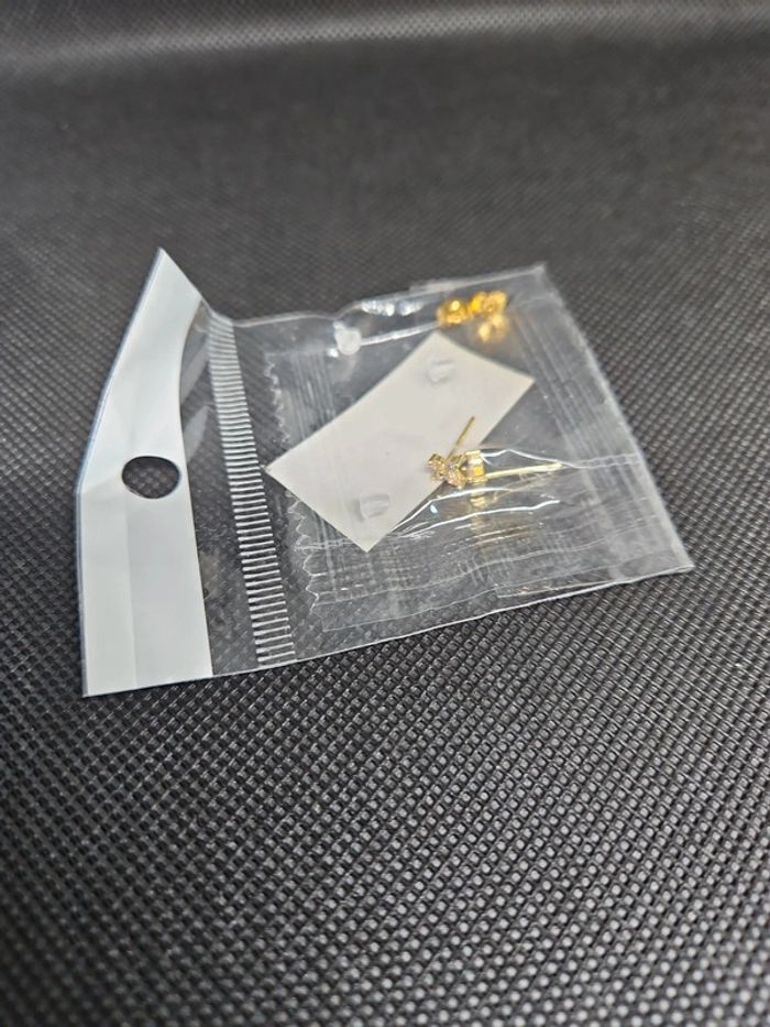 Jolie paire de boucles d'oreilles papillon dorés et brillants neuves - photo numéro 2