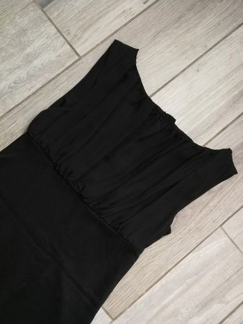 Petite robe noire drapée devant