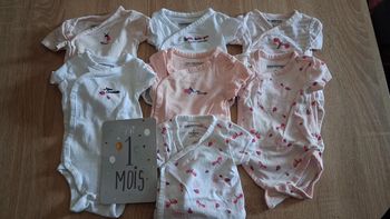 Lot bodys 1 mois