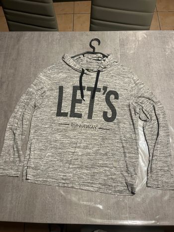 Pull léger à capuche