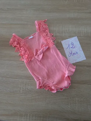 Barboteuse broderie rose 12 mois
