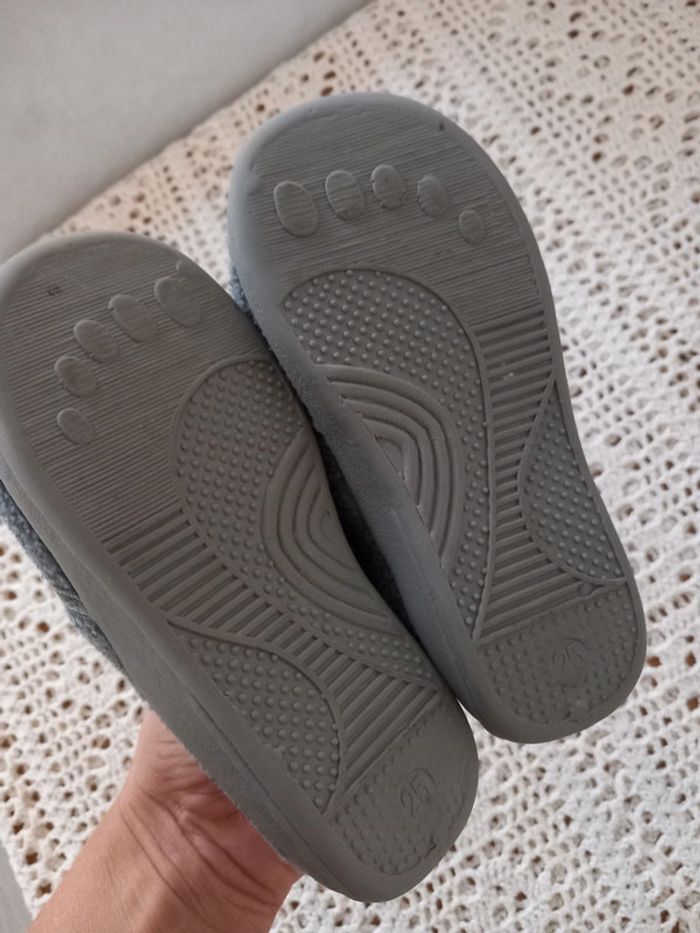 Chaussons gris motif cœur - photo numéro 4