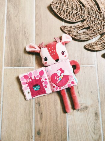 🦌 Livre doudou sensoriel Stella le faon marque Lilliputiens