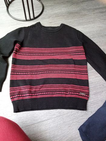 Pull rouge et noir