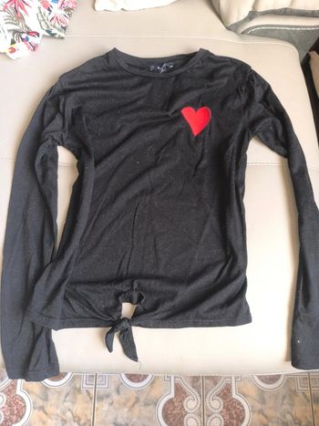 T-shirt manches longues noir avec motif coeur rouge