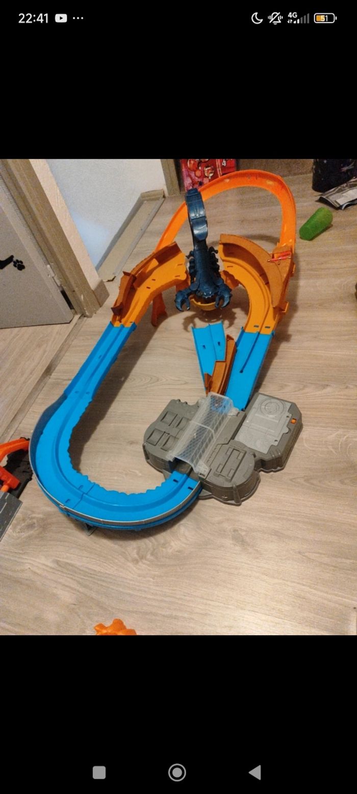 Circuit Hot wheels scorpion monster truck