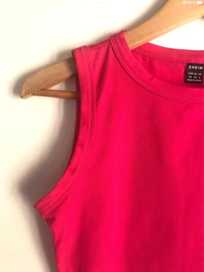 Croptop sans manches Shein fuchsia taille34 neuf jamais porté - photo numéro 3