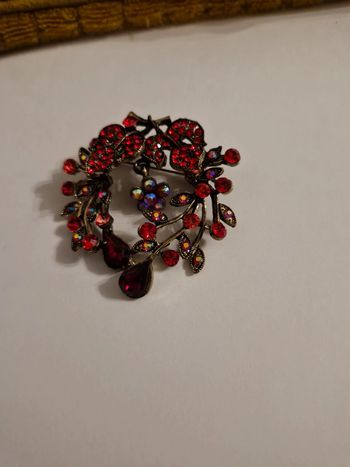 Broche forme feuille  en perles rouge