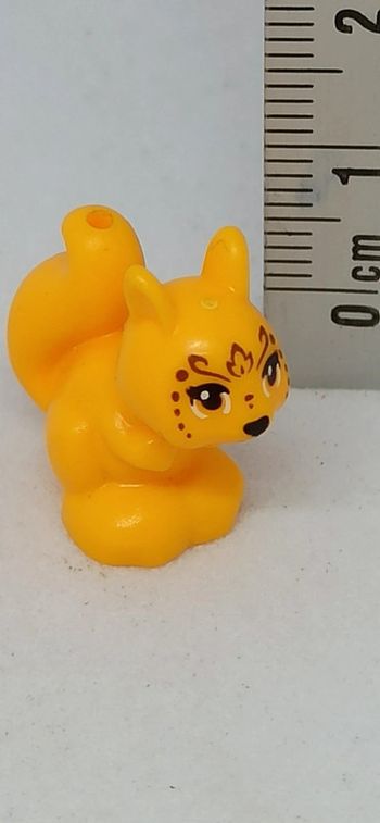 Écureuil jaune avec dessins lego