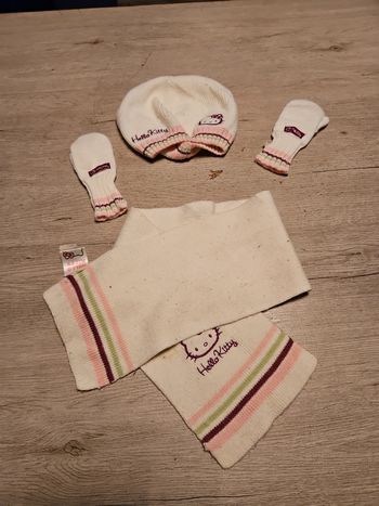 Ensemble fille beret, mouffles et echarpe blanc cassé Hello Kitty