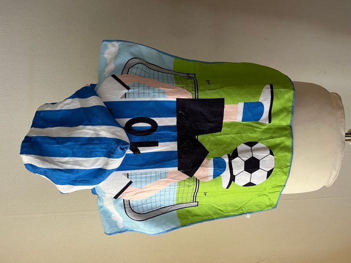 Cape de bain, serviette à capuche footballer - photo numéro 3