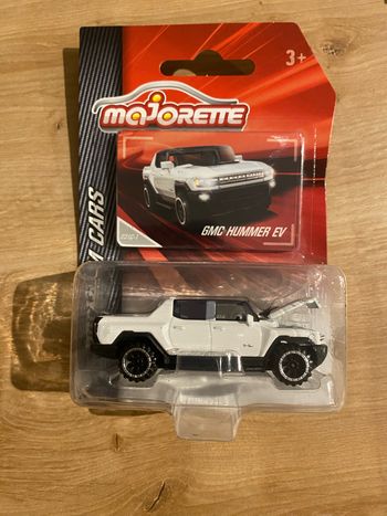 Miniature majorette GMC Hummer EV