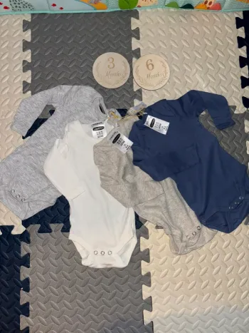 Lit de 4 bodys 3-6 mois gris/blanc/bleu