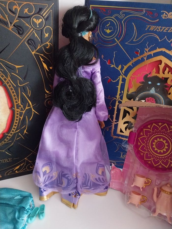 Poupée Jasmine en robes violette et verte + service à thé- Coffret de poupées Aladdin Disney - photo numéro 6