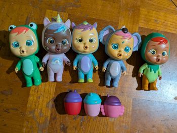 Lot de figurines cry babies