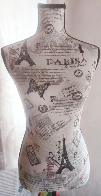 Mannequin portant sur trépied ajustable démontable