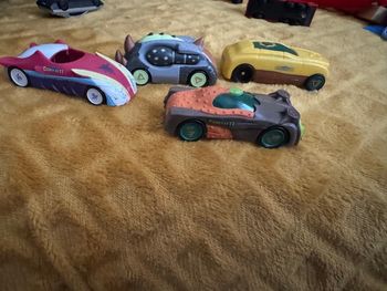 Lot de 4 voitures gormiti