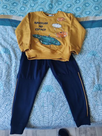 Jogging bleu marine et moutarde