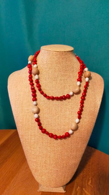 Collier vintage en graines naturelles rouges & ivoire végétal – Collection Terres d’Ailleurs