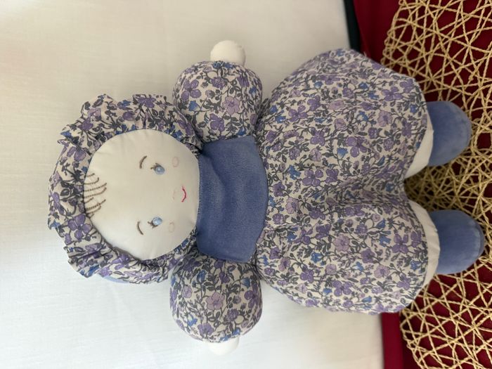 jolie poupée tout en tissu créée et cousue dans l'atelier de Pamplemousse Peluches en Picardie. Pam - photo numéro 6
