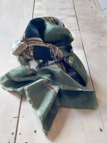 Foulard femme vintage motif ruban dorures médailles étoiles et blasons