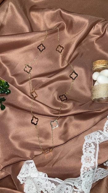 Collier long en or avec pendentifs fleurs ajourées
