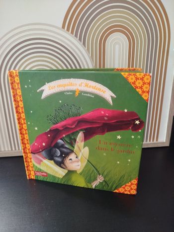 Hachette Jeunesse Livre un mystère dans le jardin