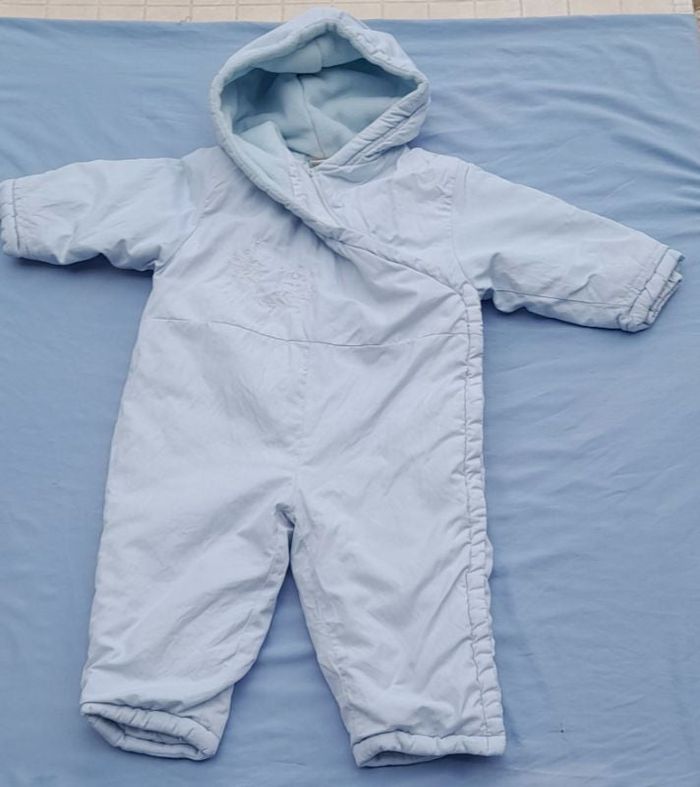 Combinaison bleu clair épaisse et chaude.